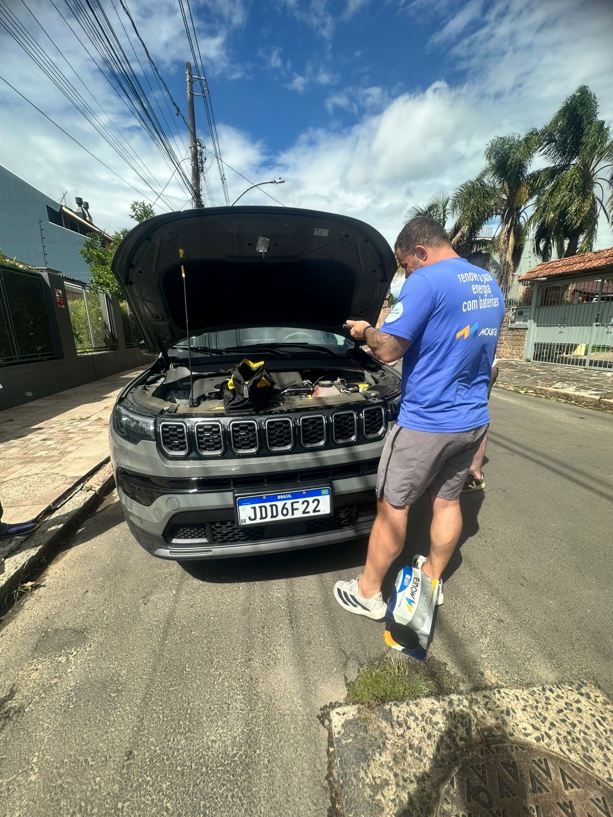 Técnico instalando bateria
